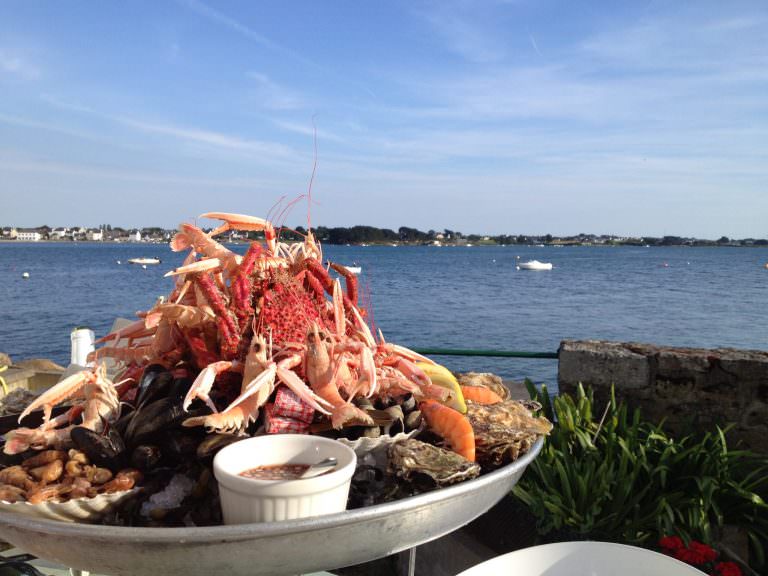 Plateau de fruits de mer avec les palourdes les bigorneaux et les crevettes, retour de pêche dans la petite mer de Gâvres