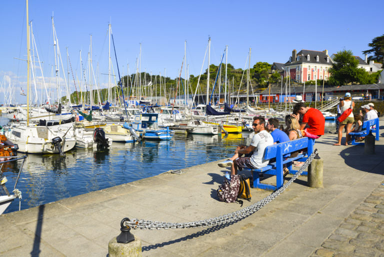 Banc au soleil, Port Tudy, à l'ile de Groix.