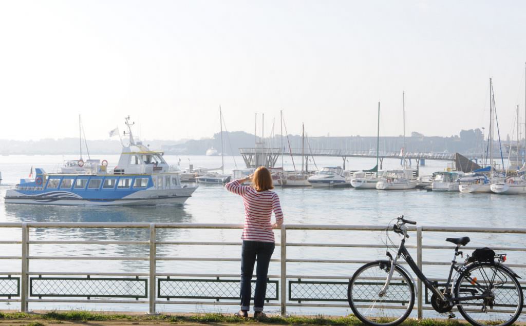 Balade à vélo à l'Enclos du port dans le centre-ville de Lorient.