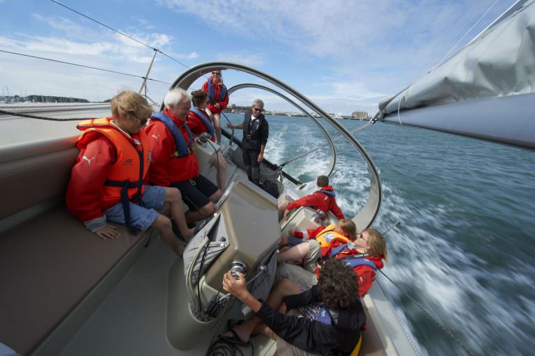 Cité de la voile Eric Tabarly à Lorient La Base, balade sous voile en mer