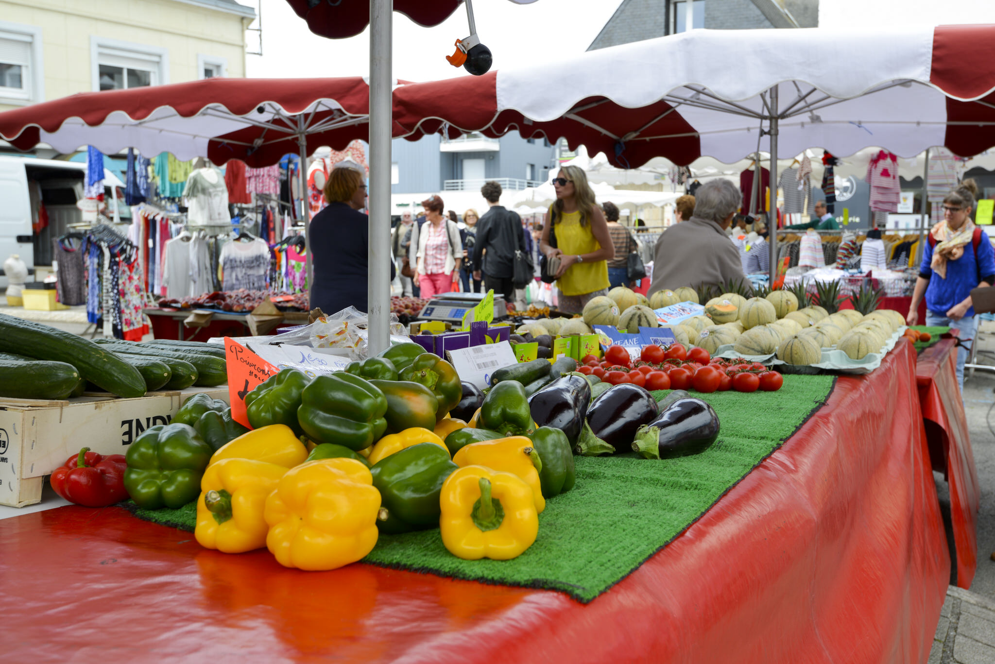 Étales de fruits et légumes sur le marché de Larmor-Plage