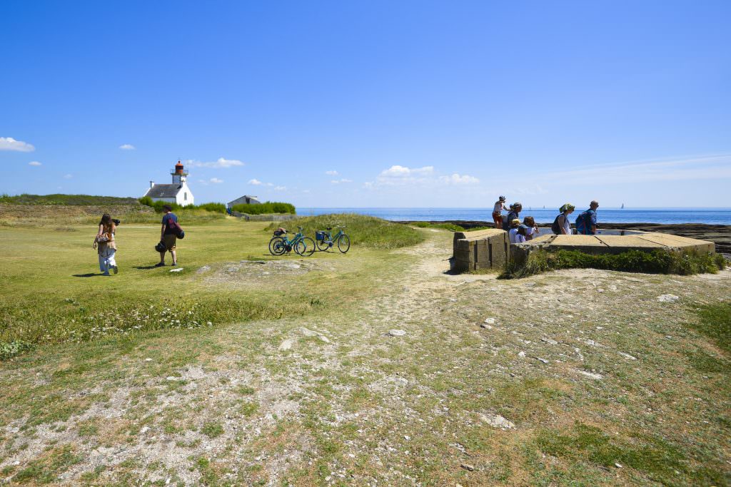 Vélos et promeneurs à la pointe des chats à l'île de Groix.