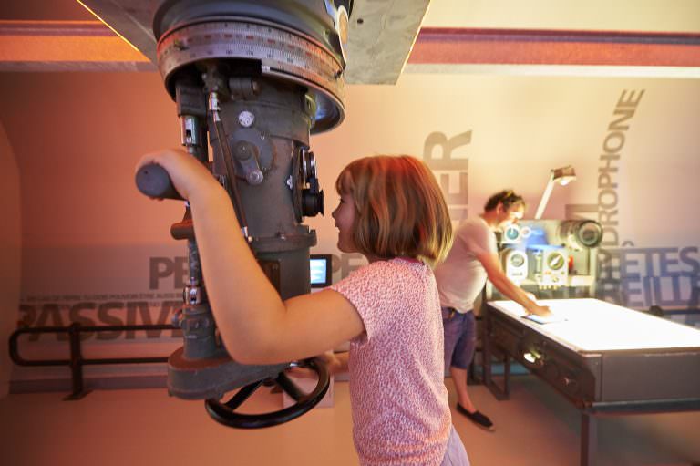 Enfant au périscope dans le musée du sous-marin Flore à Lorient La Base