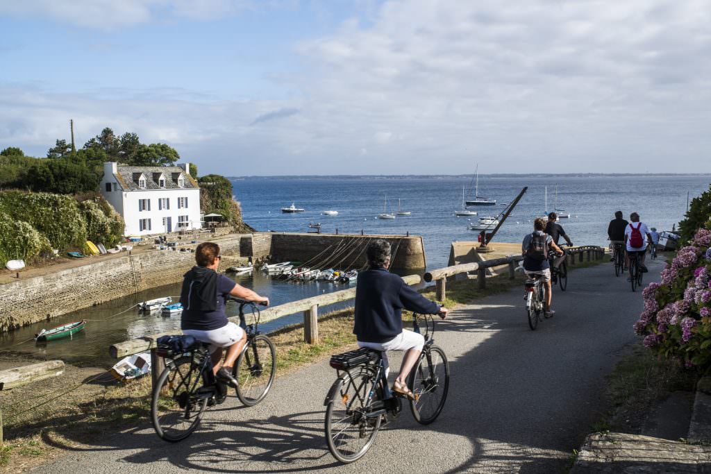 Cycliste en bord de mer