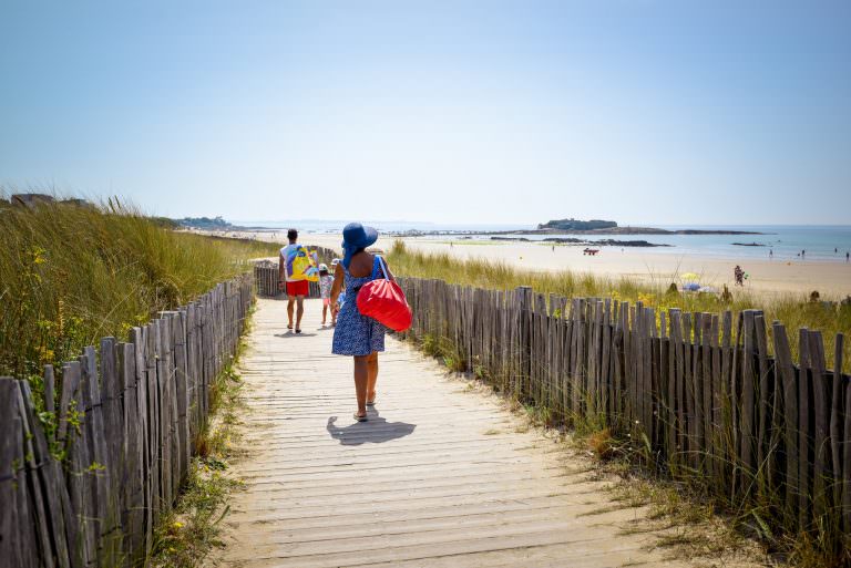 ploemeur- famille-de-dos-plage-fort-bloque-emmmanuel-lemee.jpg