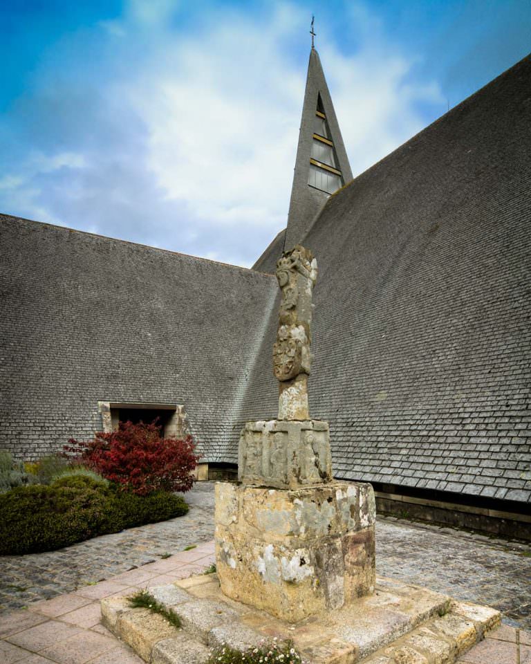 Église Saint Pierre et Calvaire à Caudan