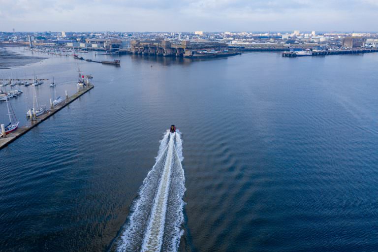 Vue aérienne de l'entrée de la rade de Lorient avec vue sur La Base et le bloc K3