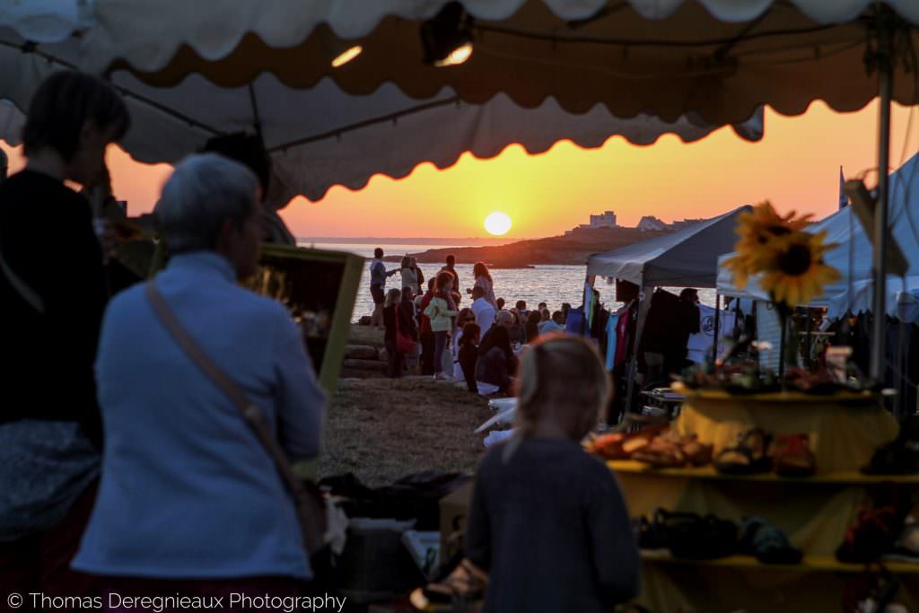 Marché nocturne sur un fond de couché de soleil