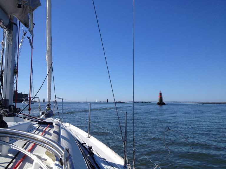 Sortie de la rade de Lorient en voilier.