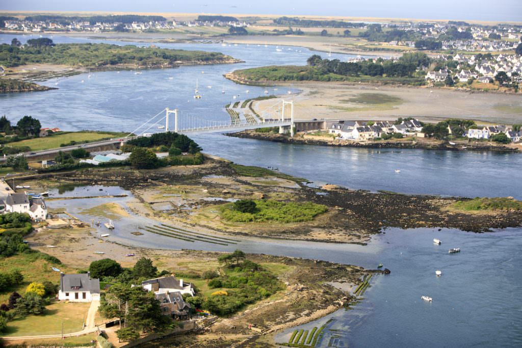 Morbihan Tourisme. Pont-Lorois, sur la Ria d'Etel.