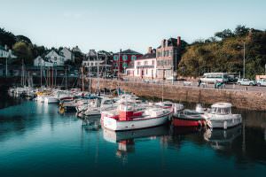 Puerto de Port-Tudy en la isla de Groix (Bretaña del Sur, Morbihan, Francia)