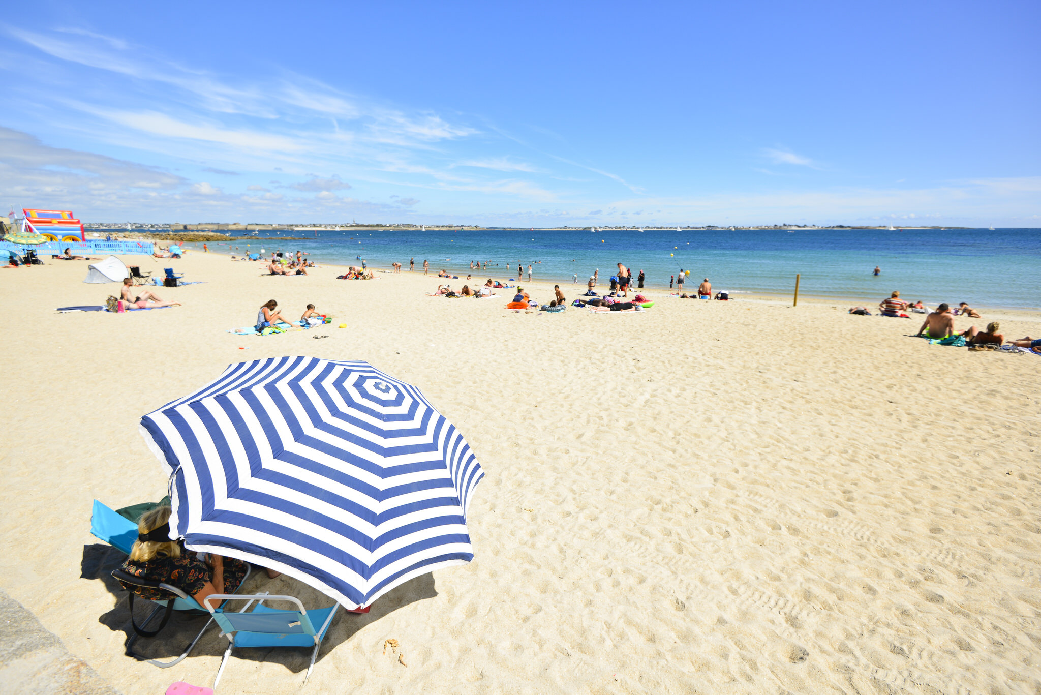 ©Emmanuel LEMEE. Larmor-Plage, parasol bleu et blanc sur la plage de Port-Maria. Larmor-Plage, parasol bleu et blanc sur la plage de Port-Maria.