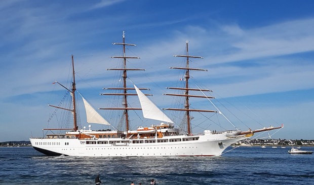 Crucero Sea Cloud navegando por la rada de Lorient (Bretaña del Sur, Francia)