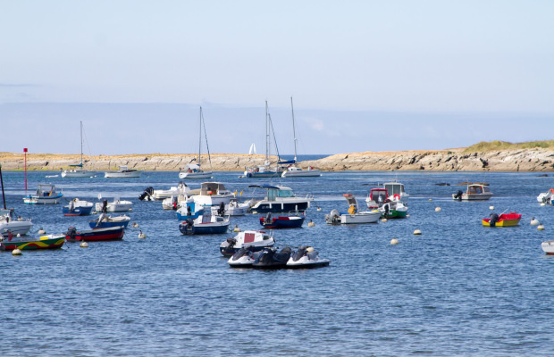 Bateaux dans l'anse de Locmaria, Ile de Groix.