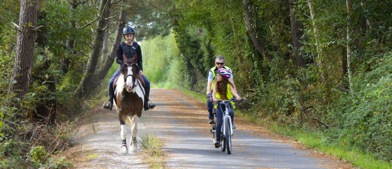 Balade à cheval et à vélo sur la voie verte des Kaolins.