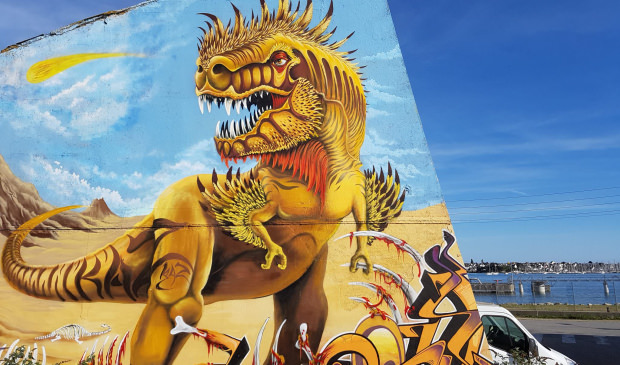 Grafiti de un dinosaurio en el puerto pesquero de Lorient (Bretaña, Francia). Artista : Kaz