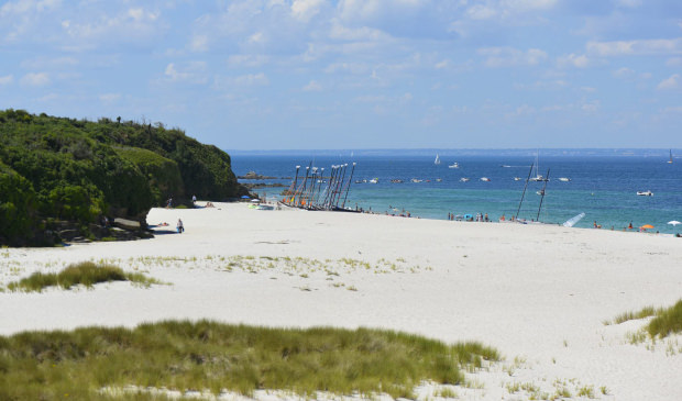 La plage des Grands Sables et l'école de voile à l'île de Groix.