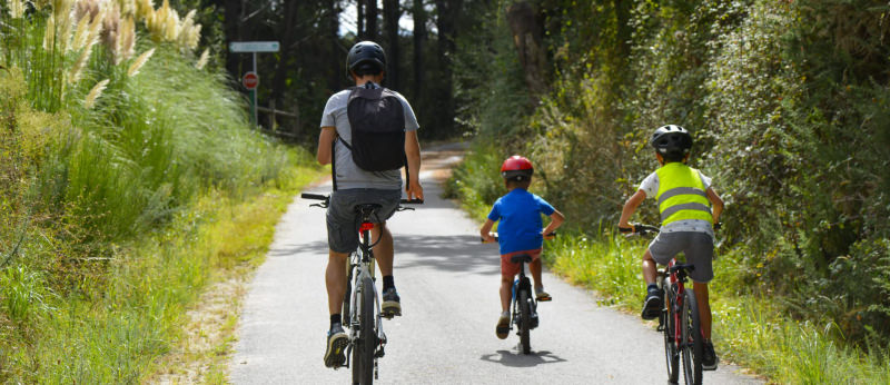 Famille à vélo sur la voie verte des Kaolins à Ploemeur..