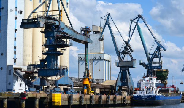 Gruas del puerto comercial de Lorient (Bretaña del Sur, Francia)