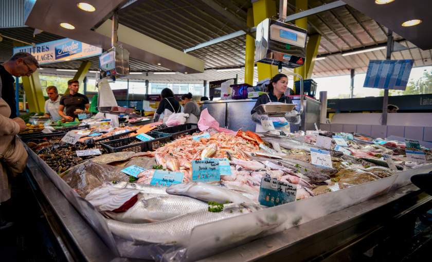 Etals de poissoniers aux Halles de Merville à Lorient.