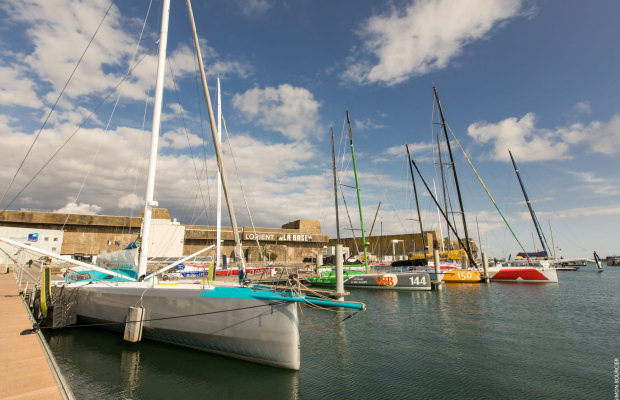 Monocoques aux pontons du pôle course au large de Lorient La Base