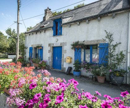 Petite maison aux volets bleus sur le chemin de halage proche de la rivière du Blavet