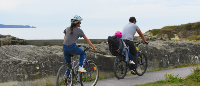Famille à vélo sur la voie verte du Littoral, le long du mur de l'Atlantique à Ploemeur.