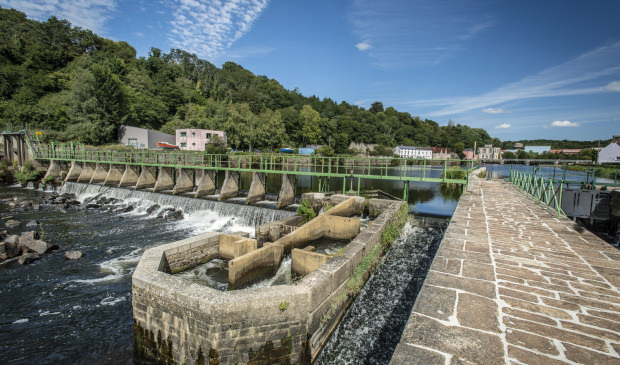 Hennebont, passage de l'eau dans une écluse sur la rivière du Blavet