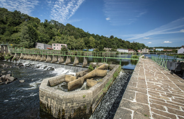 Hennebont, passage de l'eau dans une écluse sur la rivière du Blavet