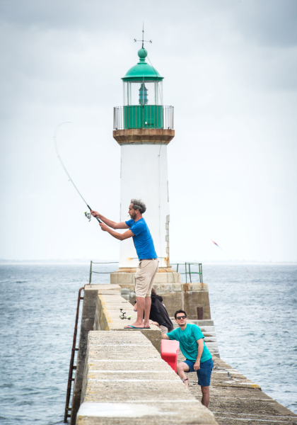 Faro y balizas maritimas en el puerto de Port-Tudy, en la isla de Groix (Bretaña del Sur, Morbihan)