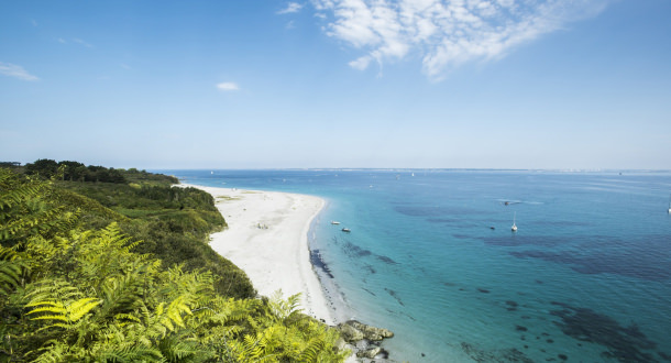 Plage des Grands Sables à Groix, vue dus entier côtier.