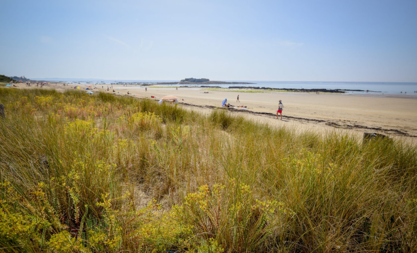 Plage de Fort Bloqué en été, à Ploemeur.