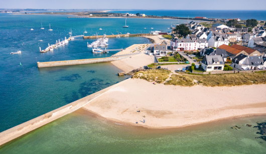 Playa y puerto deportivo en la península de Gâvres (Bretaña del Sur, Morbihan)