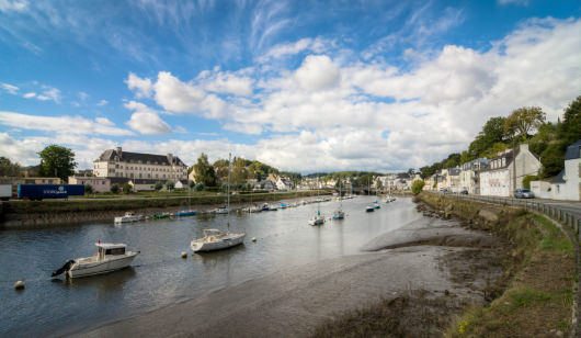 Puerto deportivo de Hennebont en el rio Blavet (Bretaña del Sur, Morbihan)