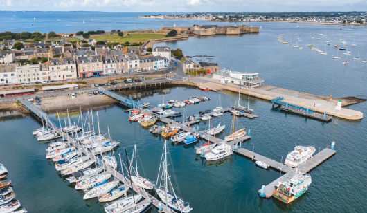 Puerto deportivo de Port-Louis, cerca de la ciudadela (Bretaña del Sur, Morbihan)