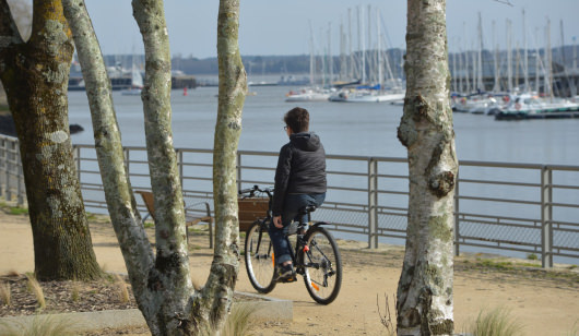 A vélo sur le quai du Péristyle à Lorient.