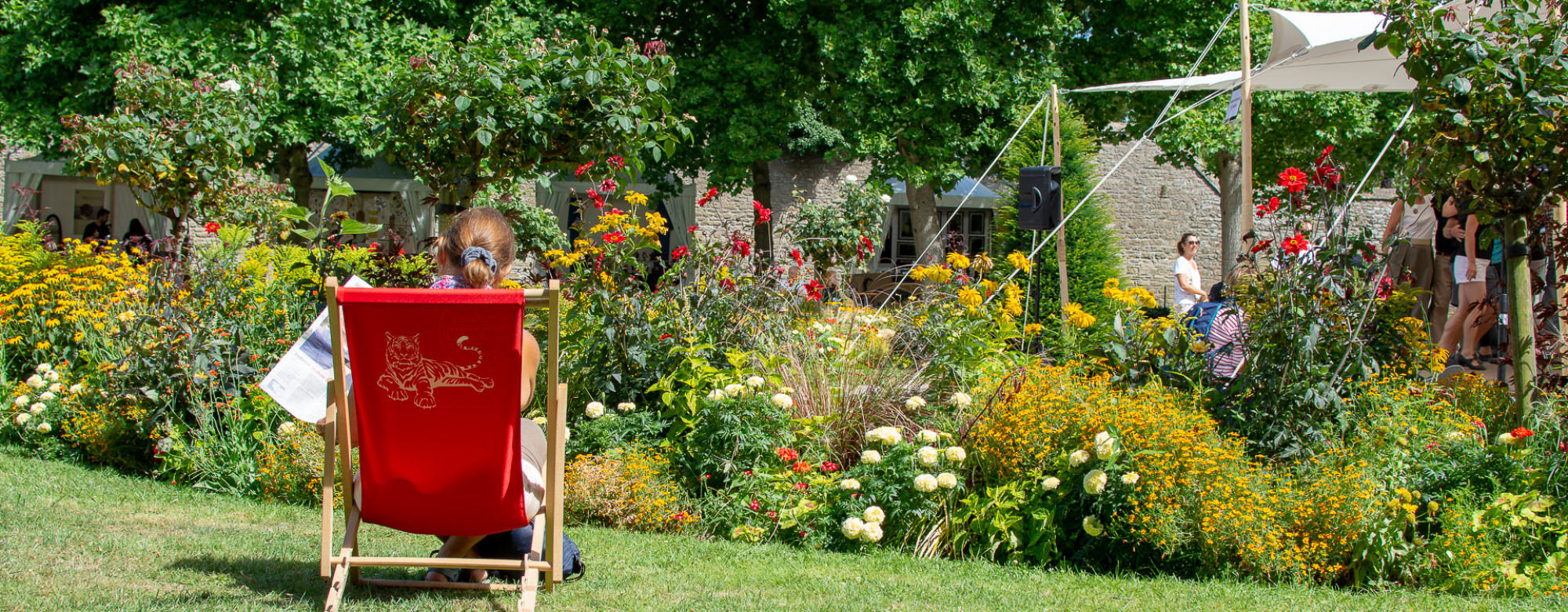 Moment de détente au Jardin des Arts et des Luthiers pendant le FIL