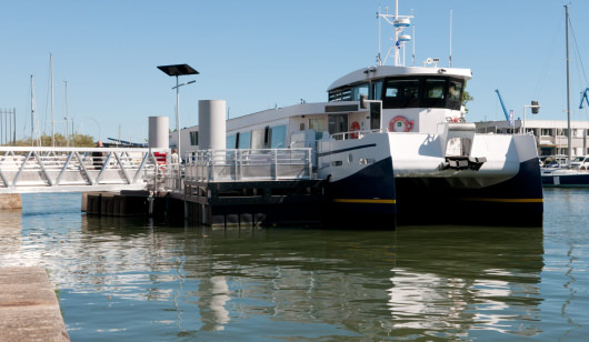 Festival Interceltique. Transport en bateau-bus au quai des Indes.