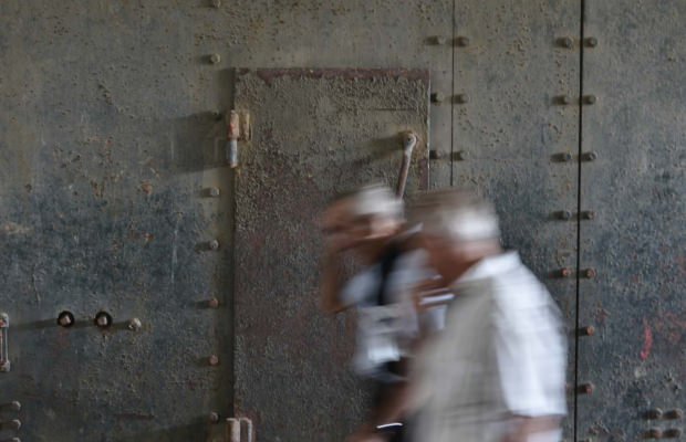 Deux personnes en visite d'un couloir de l'ancienne base de sous-marins à Lorient La Base.