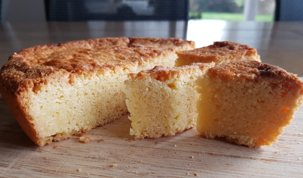 Zoom sur une part moelleuse de gâteau breton